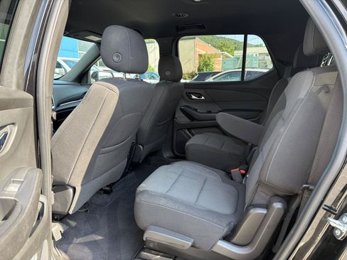 Used 2022 Chevrolet Traverse LT FWD image 13