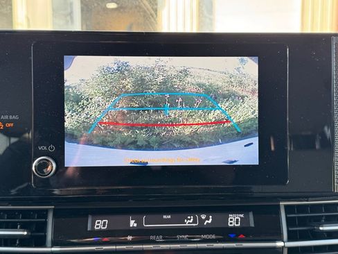 Used 2025 Toyota Sienna LE AWD/4WD image 3