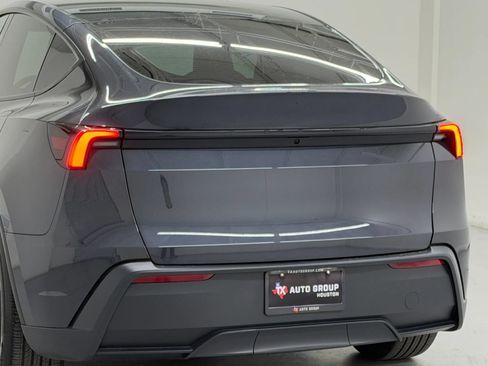 Used 2026 Tesla Model Y 2WD image 39
