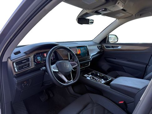 Used 2025 Volkswagen Atlas SE FWD image 9
