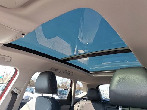 Used 2022 Volkswagen Taos SE w/ Panoramic Sunroof Package image 14