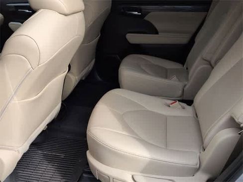Used 2021 Toyota Highlander Limited image 20