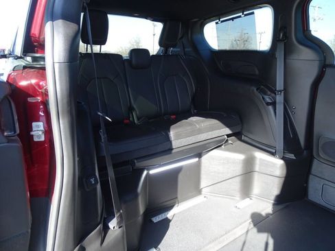 Used 2023 Chrysler Pacifica Touring-L w/ Uconnect Theater Family Group FWD image 7