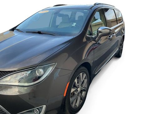 Used 2018 Chrysler Pacifica Limited w/ Tire & Wheel Group image 2