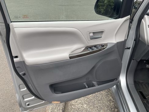 Certified 2020 Toyota Sienna XLE FWD image 15