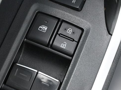 Used 2022 Toyota RAV4 XLE AWD/4WD image 13