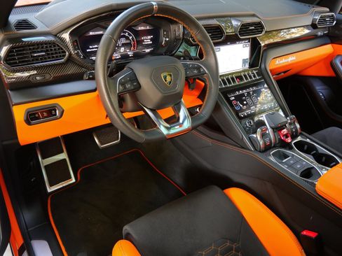 Used 2022 Lamborghini Urus image 13