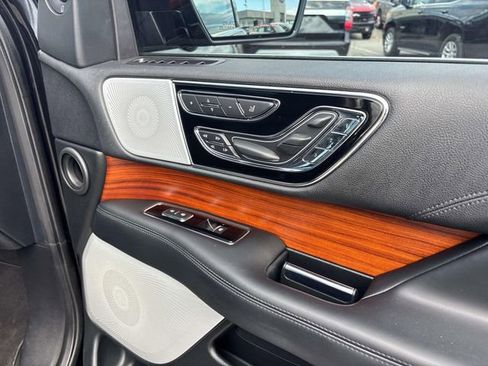 Used 2019 Lincoln Navigator Reserve image 21