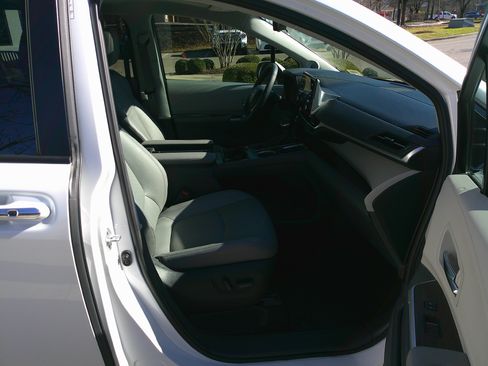 Used 2022 Toyota Sienna Limited image 35