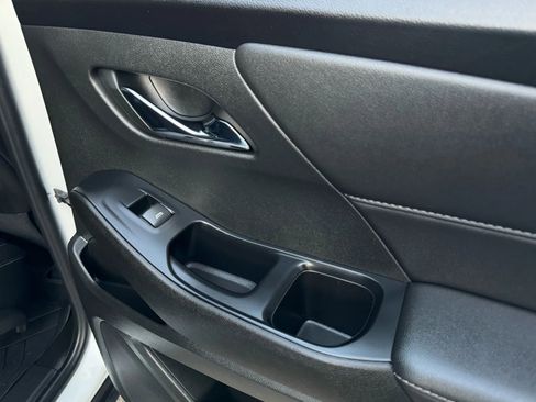 Used 2022 Chevrolet Traverse LT image 25