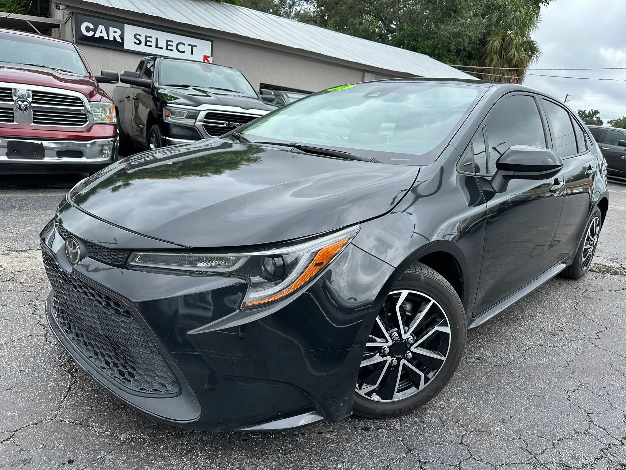 Used 2021 Toyota Corolla LE FWD image 1