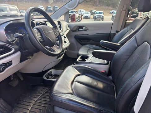 Used 2021 Chrysler Pacifica Touring-L w/ Uconnect Theater Family Group image 14