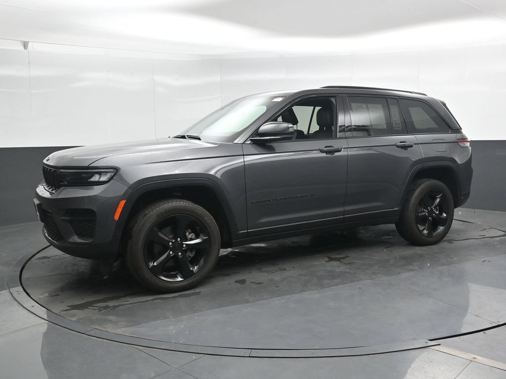 Used 2025 Jeep Grand Cherokee Altitude AWD/4WD image 8