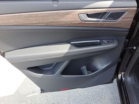 Used 2024 Volkswagen Atlas SEL Premium R-Line image 9