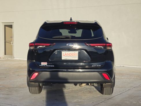 Used 2024 Toyota Highlander XLE image 7