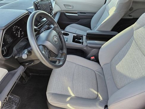 Used 2024 Toyota Sienna LE image 12