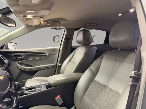 Used 2017 Chevrolet Impala LT w/ Convenience Package image 9