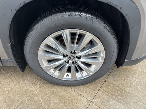 Used 2025 Toyota Grand Highlander AWD image 9