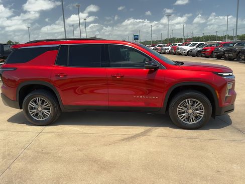 Used 2025 Chevrolet Traverse LT image 9