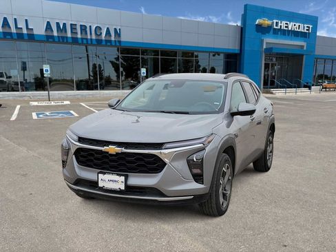 Used 2025 Chevrolet Trax LT FWD image 1