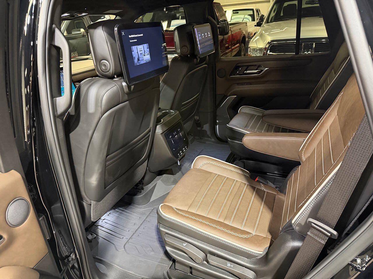Used 2026 GMC Yukon Denali Ultimate w/ LPO, Floor Liner Package AWD/4WD image 6