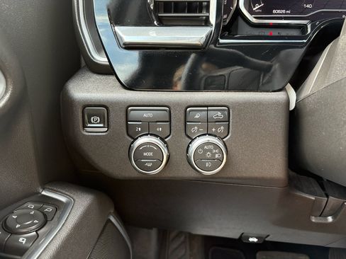 Used 2025 GMC Sierra 1500 SLT AWD/4WD image 18