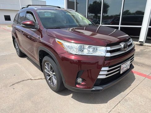 Used 2019 Toyota Highlander XLE AWD/4WD image 3