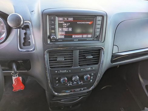 Used 2019 Dodge Grand Caravan SE image 14