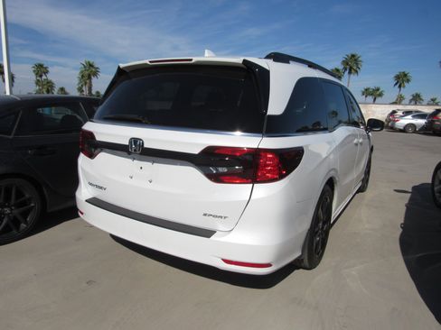 Used 2023 Honda Odyssey Sport image 3
