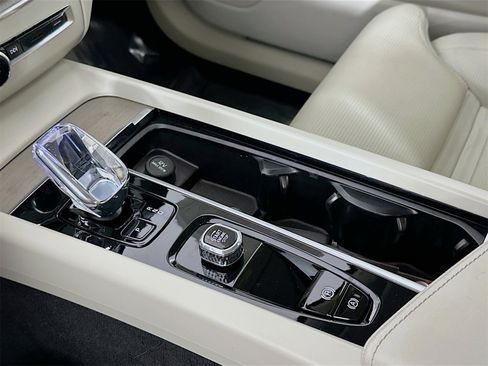 Used 2023 Volvo XC60 B6 Ultimate w/ Protection Package Premier image 16