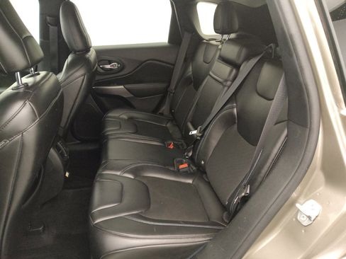 Used 2019 Jeep Cherokee Latitude Plus w/ Comfort/Convenience Group image 18