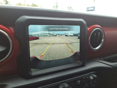 Used 2021 Jeep Gladiator Rubicon AWD/4WD image 18