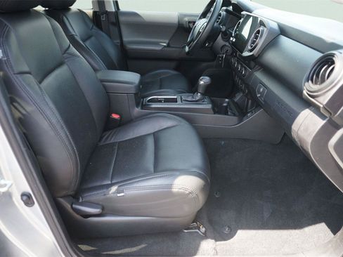 Used 2022 Toyota Tacoma SR AWD/4WD image 18