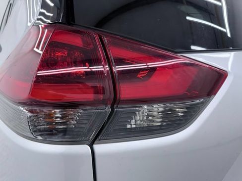 Used 2020 Nissan Rogue SL FWD image 9