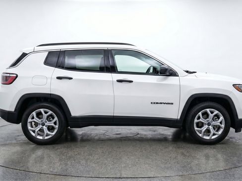 Used 2025 Jeep Compass Latitude image 11