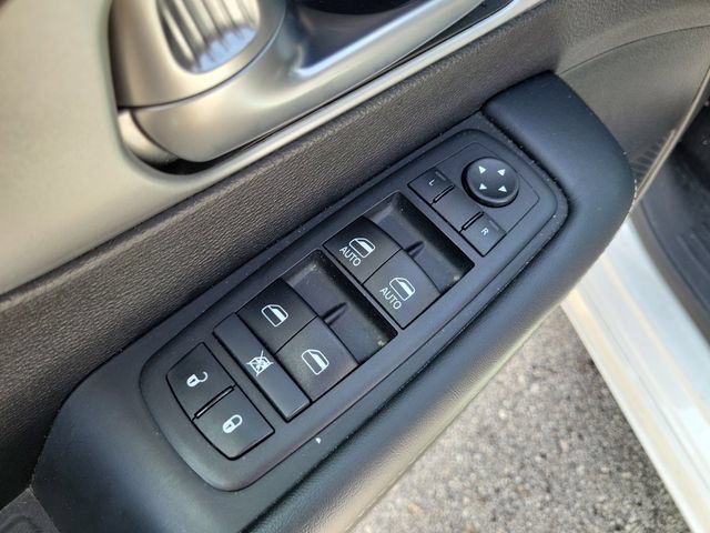 Used 2024 Chrysler Pacifica Limited FWD image 17