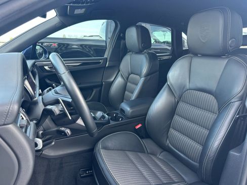 Used 2023 Porsche Macan Turbo image 5