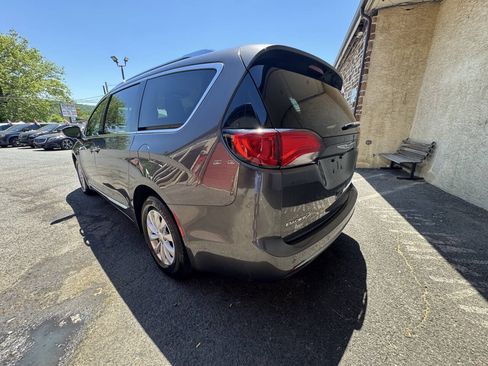 Used 2019 Chrysler Pacifica Touring-L FWD image 5