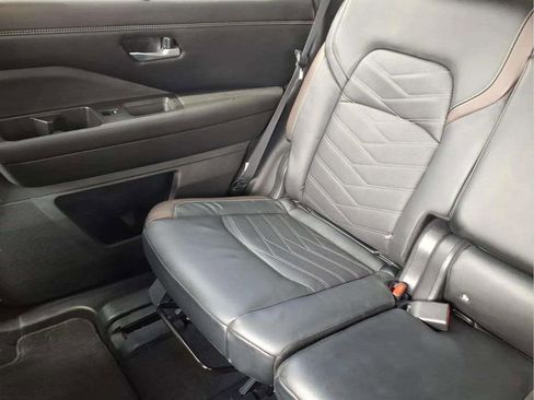 Used 2024 Nissan Pathfinder Platinum w/ Black Appearance Package FWD image 16