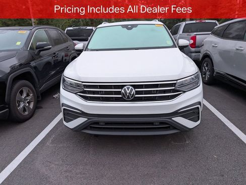 Used 2022 Volkswagen Tiguan SE w/ Panoramic Sunroof Package FWD image 2