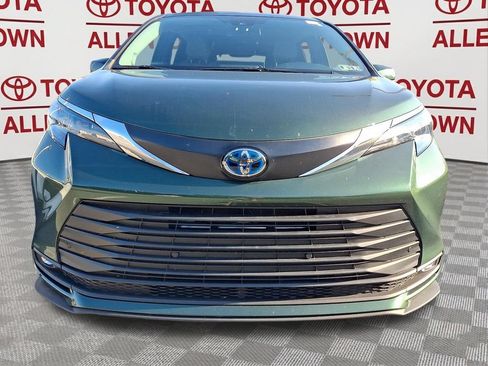Used 2025 Toyota Sienna XLE w/ XLE Plus Package AWD/4WD image 2