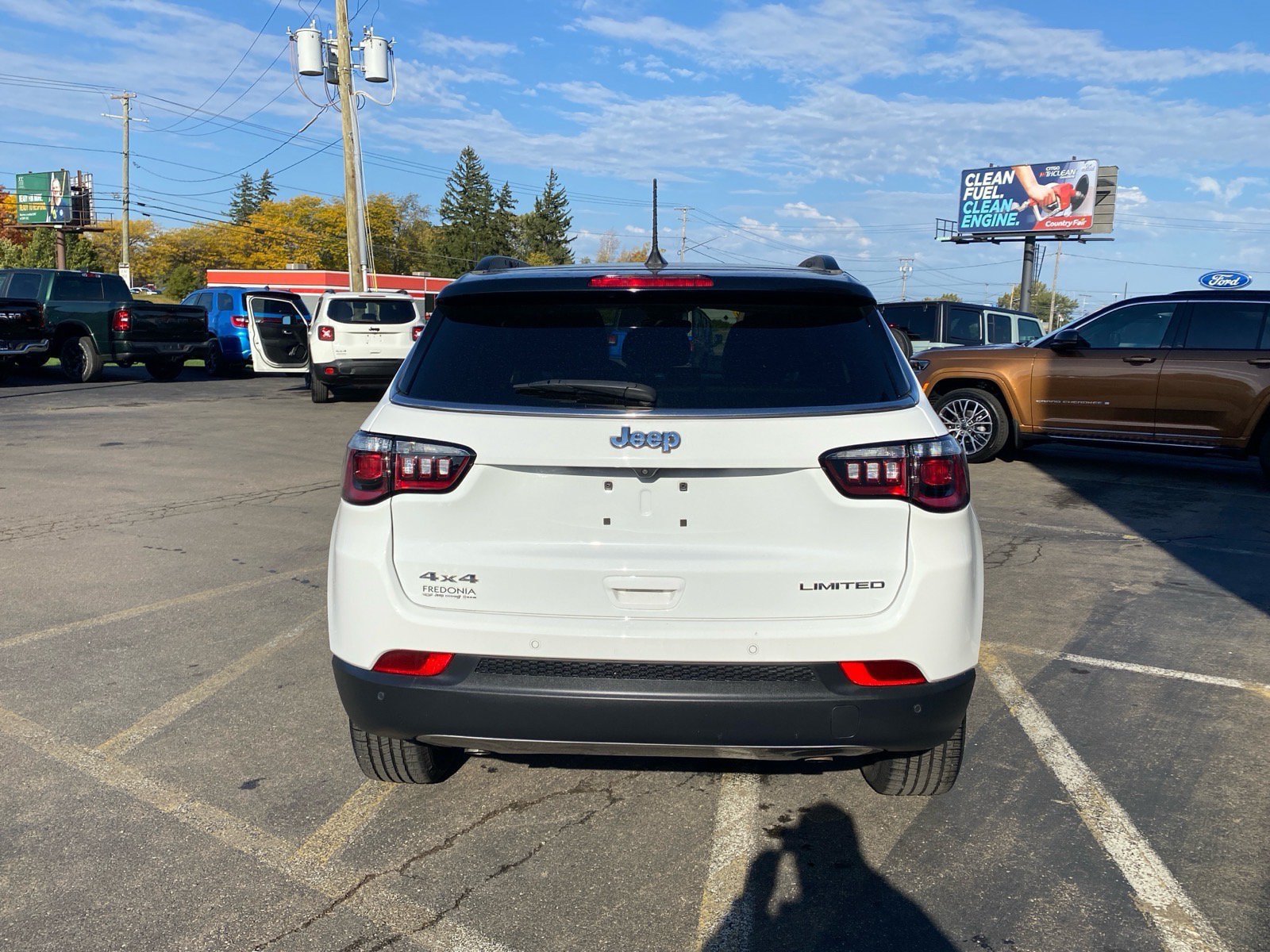 Used 2024 Jeep Compass Limited w/ Sun and Sound Group AWD/4WD image 4
