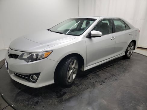 Used 2014 Toyota Camry SE w/ Leather Package image 3
