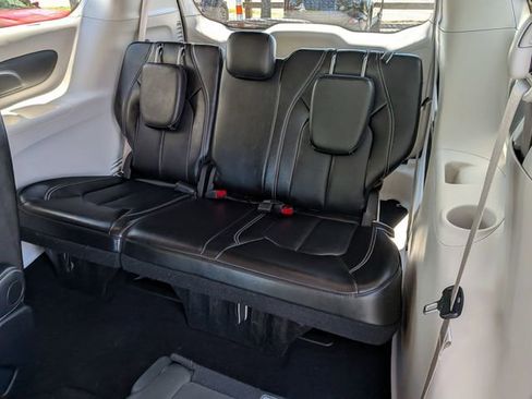 Used 2024 Chrysler Pacifica Touring-L FWD image 13
