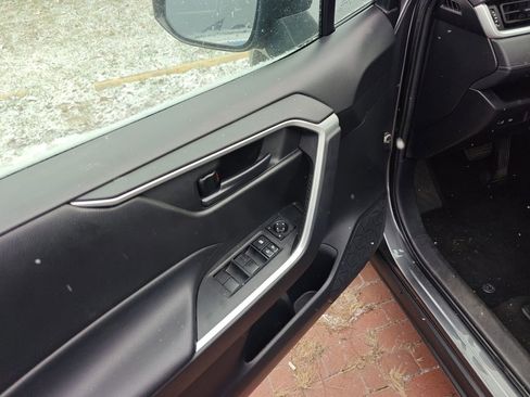 Used 2021 Toyota RAV4 LE image 5