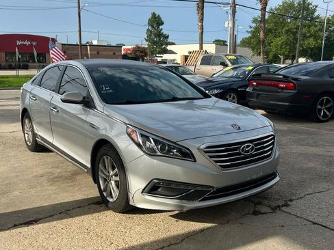 Used 2015 Hyundai Sonata SE FWD image 2