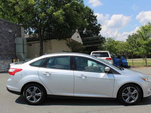 Used 2014 Ford Focus SE w/ SE Sport Package FWD image 4