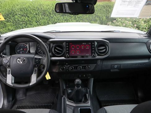 Used 2020 Toyota Tacoma TRD Sport AWD/4WD image 30