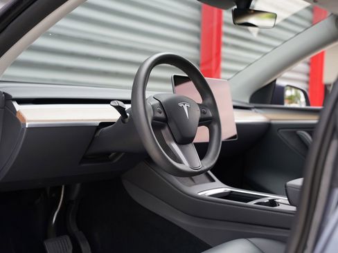 Used 2023 Tesla Model Y AWD image 15