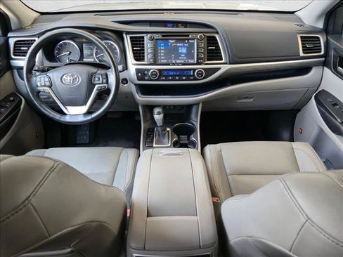 Used 2017 Toyota Highlander Limited Platinum FWD image 16